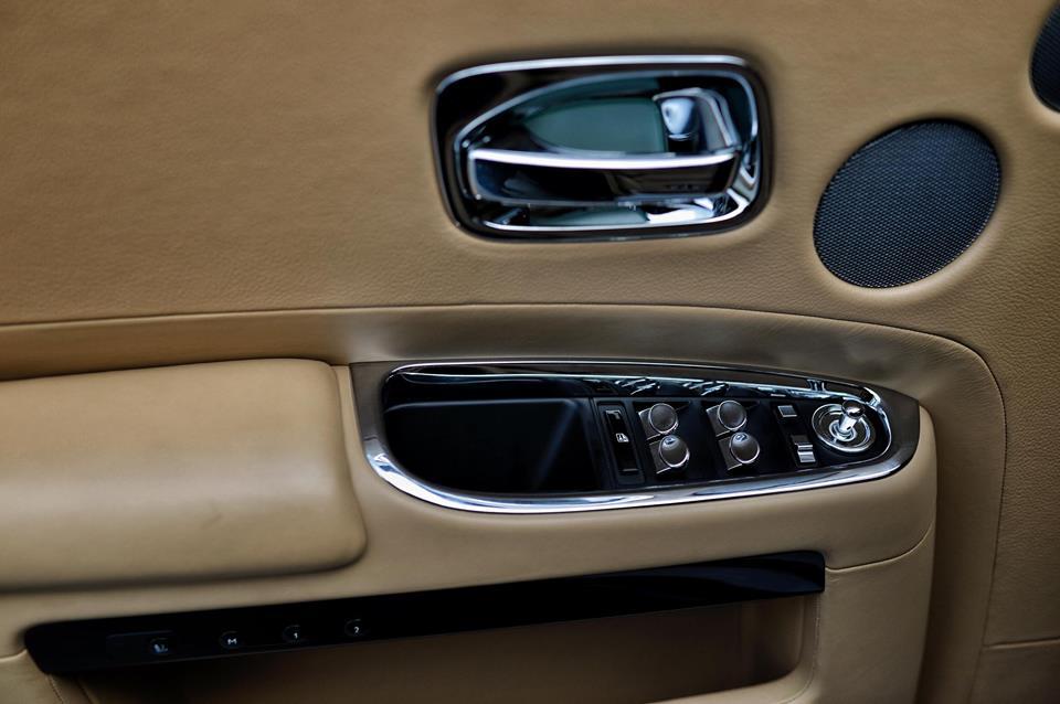 Rolls Royce Ghost 30 tỷ rao bán trên vỉa hè Hà Nội-9