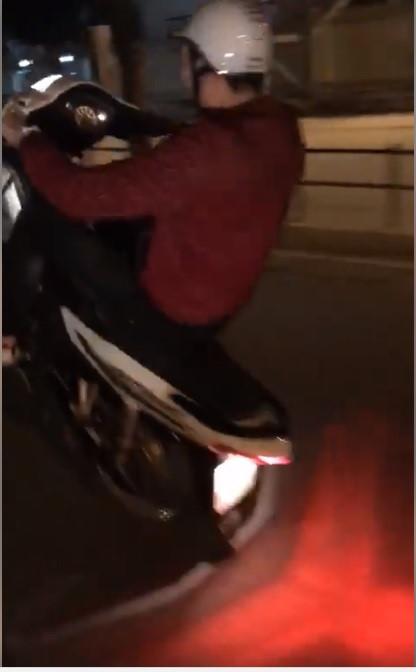 Diễn viên Người phán xử bốc đầu xe máy, chửi bậy giữa phố-2