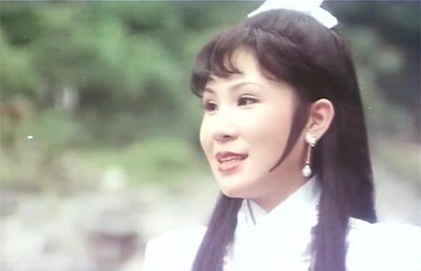 Kỳ lạ sao nữ 51 tuổi thích chi tiền đóng vai mỹ nữ cặp các nam diễn viên đáng tuổi con-1