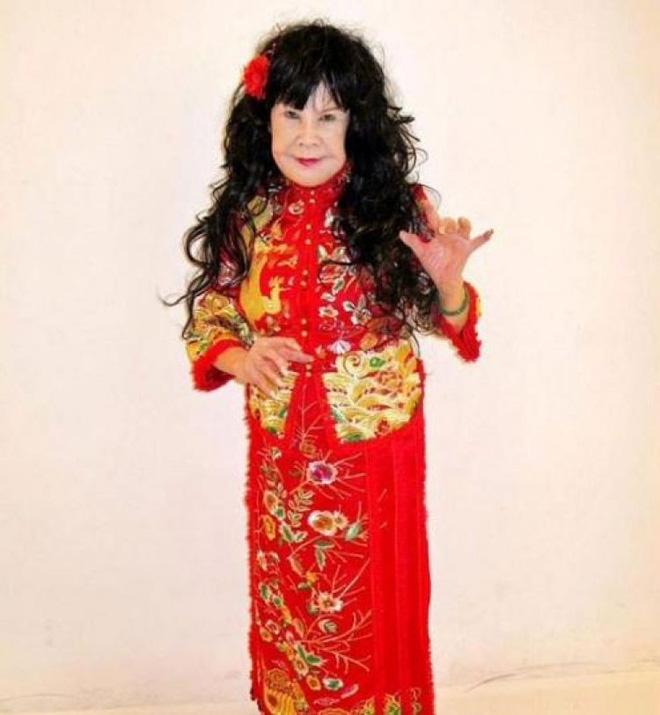 Kỳ lạ sao nữ 51 tuổi thích chi tiền đóng vai mỹ nữ cặp các nam diễn viên đáng tuổi con-7