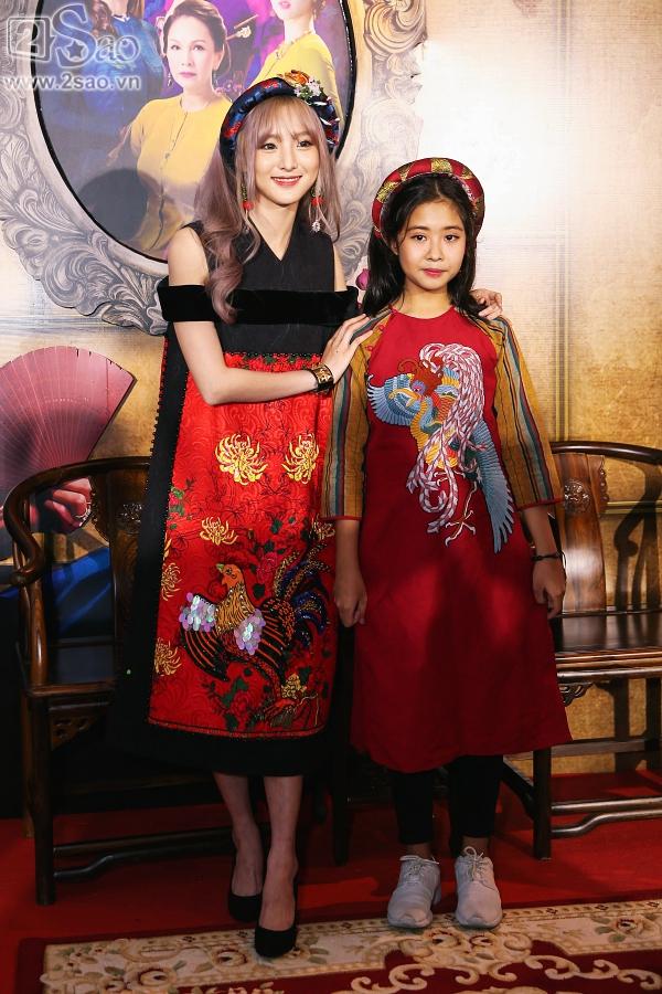 Giữa dàn mỹ nhân Việt ai nấy diện áo dài, Ngọc Trinh một mình mặc váy ngắn lạc quẻ-9