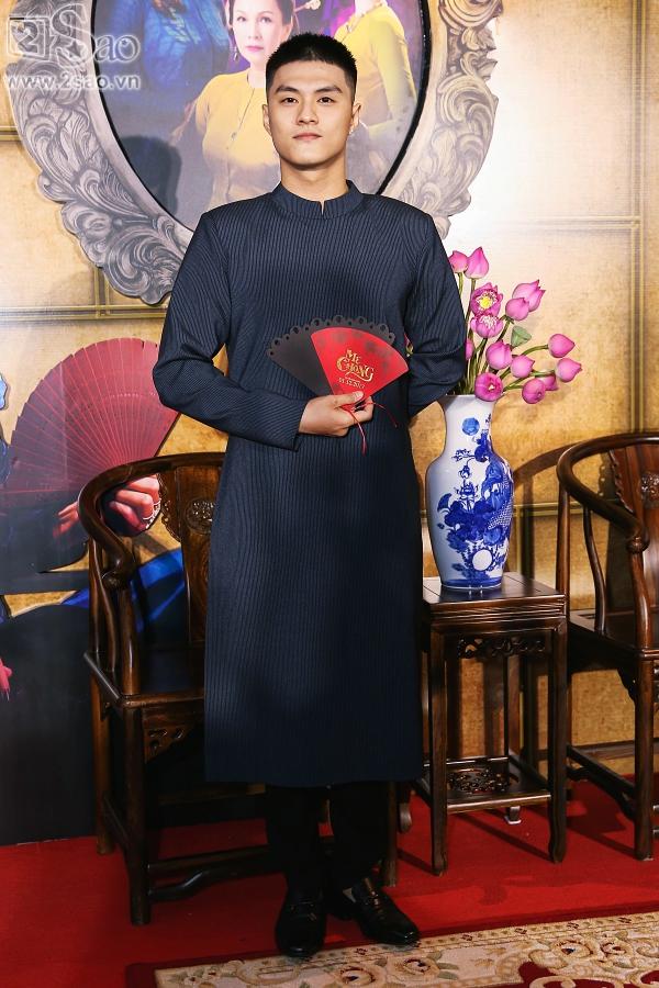 Giữa dàn mỹ nhân Việt ai nấy diện áo dài, Ngọc Trinh một mình mặc váy ngắn lạc quẻ-7