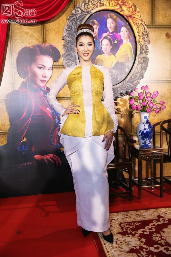 Giữa dàn mỹ nhân Việt ai nấy diện áo dài, Ngọc Trinh một mình mặc váy ngắn lạc quẻ-5
