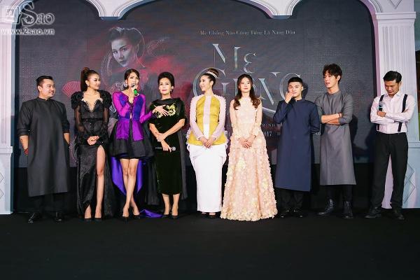 Giữa dàn mỹ nhân Việt ai nấy diện áo dài, Ngọc Trinh một mình mặc váy ngắn lạc quẻ-10