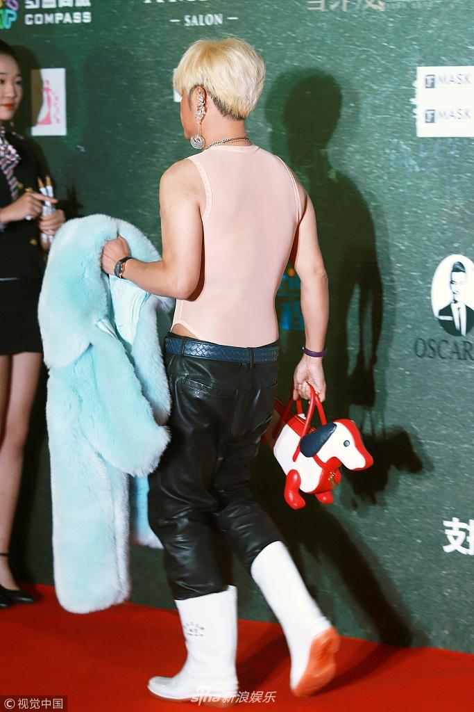 Style sân bay Đông Tây kim cổ lẫn lộn, ai đã làm Nhĩ Thái Trần Chí Bằng thành ra thế này?-7