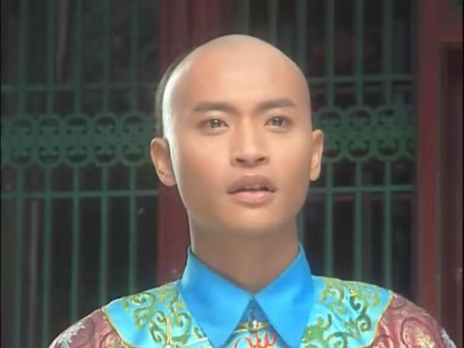 Mỹ nam Hoàn châu cách cách Trần Chí Bằng gây choáng với phong cách nữ tính, kì dị-11