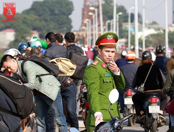 Ngay từ đầu giờ chiều, rất đông người dân ở Hà Nội đã đổ xô lên cầu Long Biên để xem lực lượng công binh rà phá quả bom dưới trụ cầu.