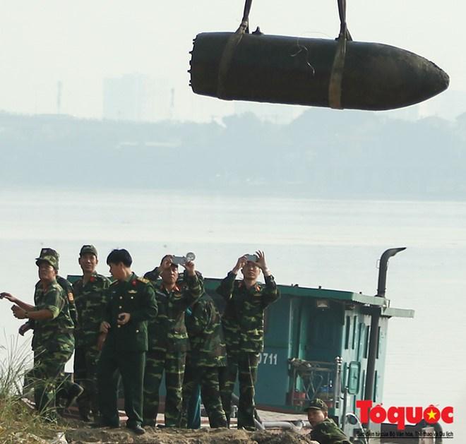 Chiều 28/11, lực lượng công binh Thủ đô đã trục vớt thành công quả bom dài khoảng 2,5 m với đường kính 60 cm nằm ở ngay dưới chân cầu Long Biên, Hà Nội. Quả bom sau đó Quả bom được di chuyển về khu vực cảng Bồ Đề để lực lượng công binh xử lý.