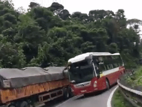 Xe khách chạy kiểu 'giết người'