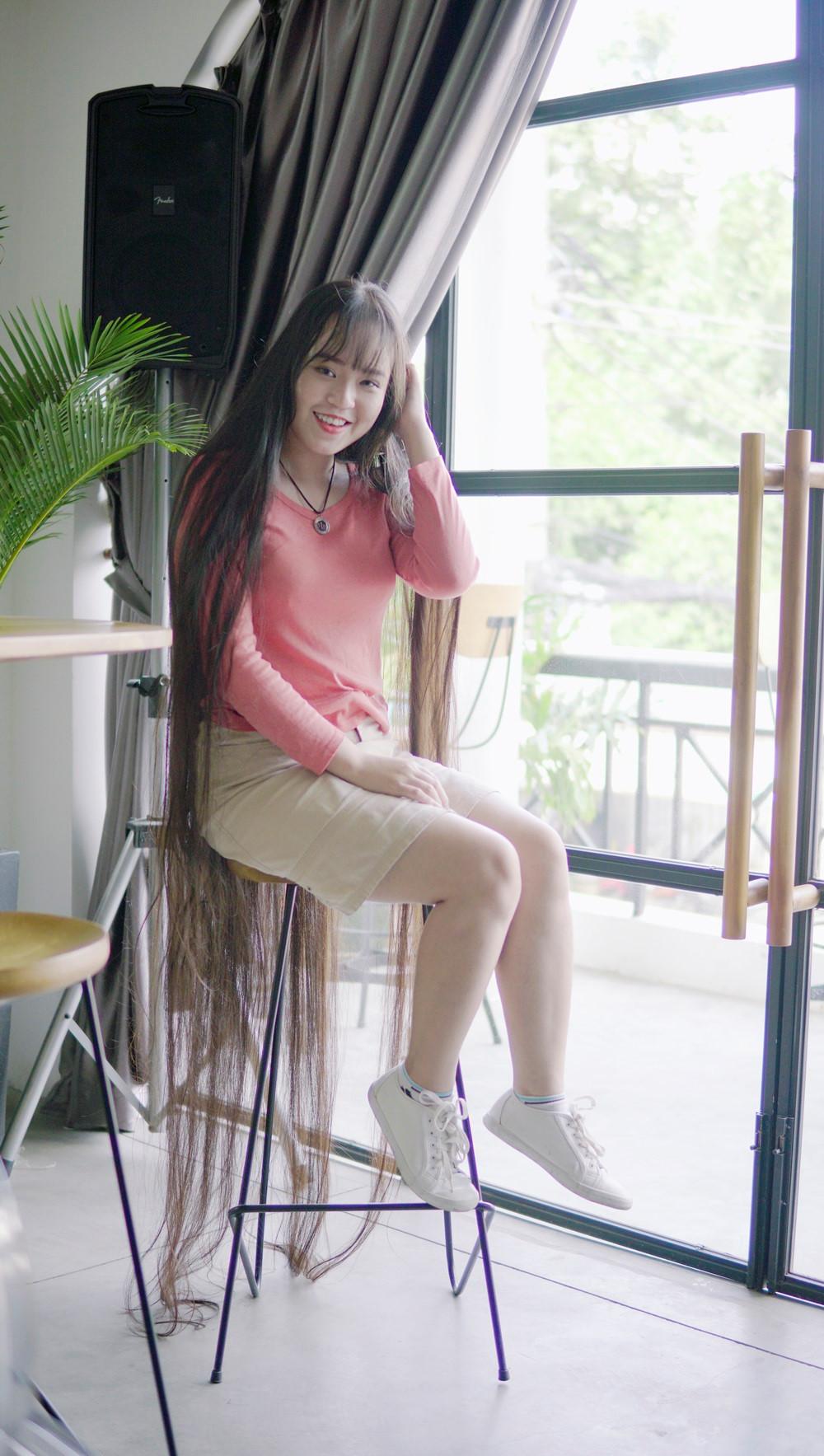 9X Sài Gòn kiếm chục triệu mỗi tháng nhờ có mái tóc dài 2 m-3