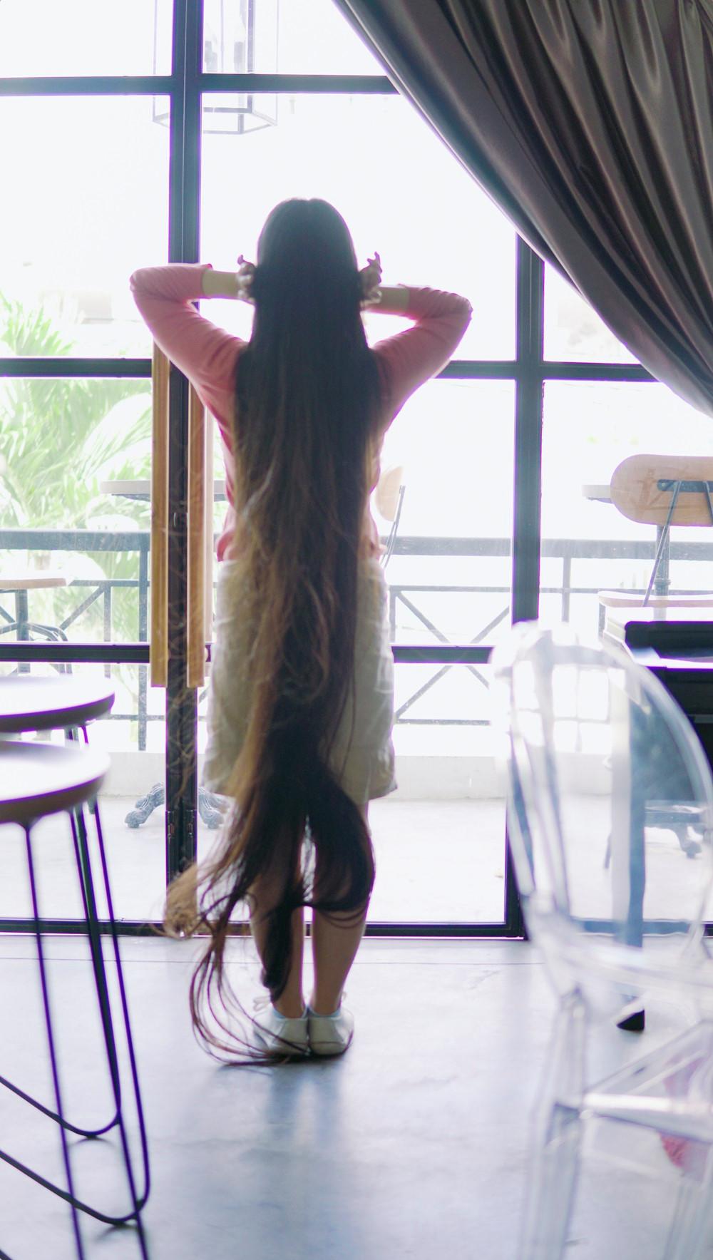 9X Sài Gòn kiếm chục triệu mỗi tháng nhờ có mái tóc dài 2 m-4