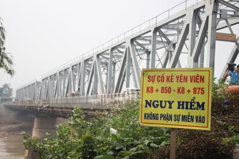 Mố cầu Đuống nứt toác, hàng chục hộ lo hà bá nuốt nhà-1