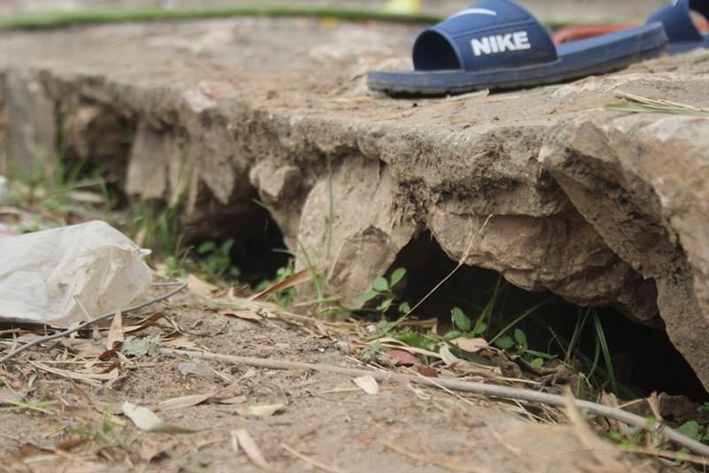 Mố cầu Đuống nứt toác, hàng chục hộ lo hà bá nuốt nhà-5