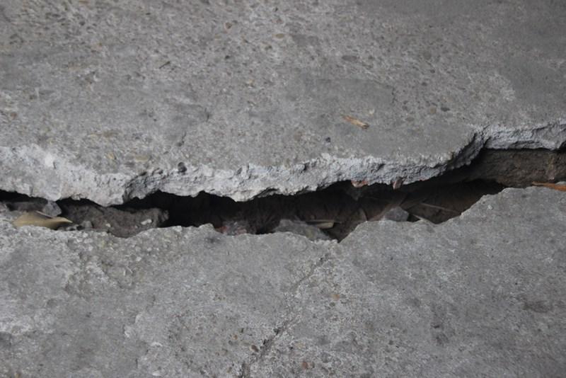 Mố cầu Đuống nứt toác, hàng chục hộ lo hà bá nuốt nhà-10