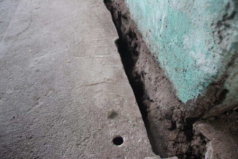 Mố cầu Đuống nứt toác, hàng chục hộ lo hà bá nuốt nhà-11