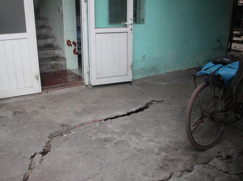 Mố cầu Đuống nứt toác, hàng chục hộ lo hà bá nuốt nhà-9