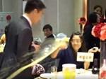 Bị phát hiện 'ăn chùa' đám cưới, gái trẻ xấu hổ đập phá cả tiệc cưới