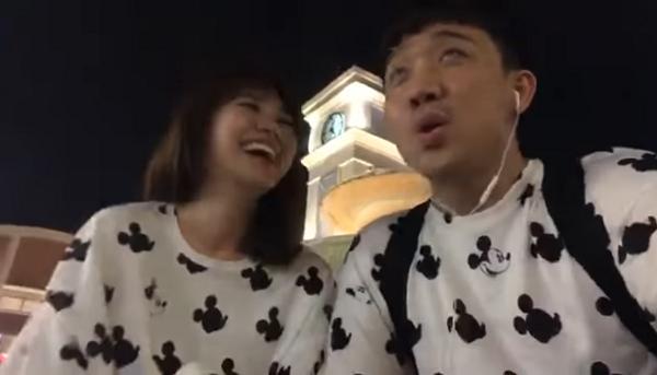 Trấn Thành bị soi vì sàm sỡ vòng một của Hari Won nơi đông người-4