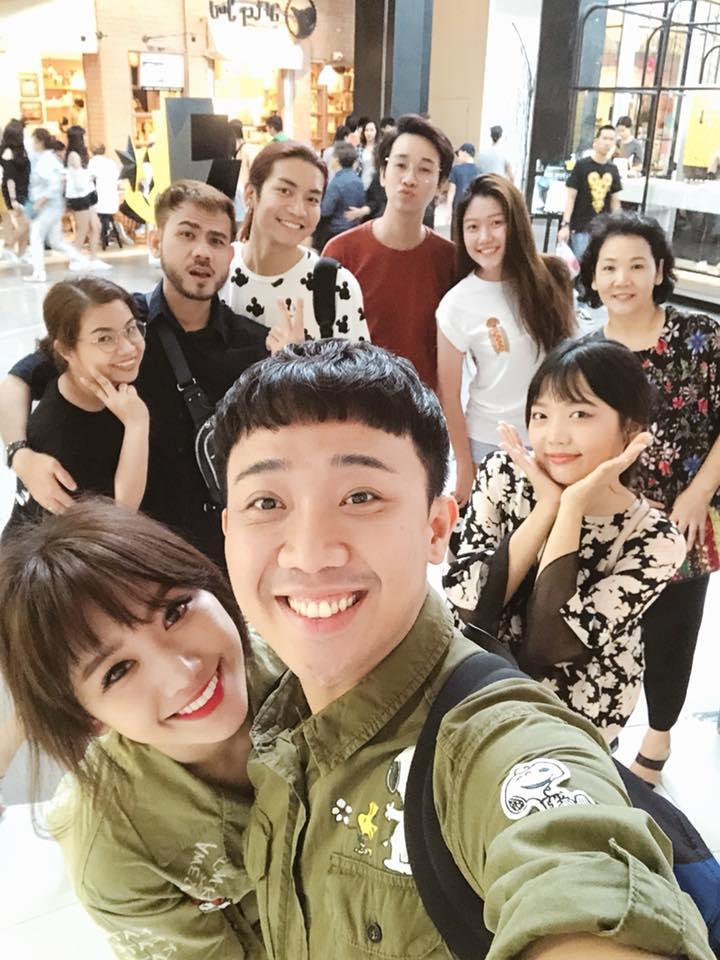 Trấn Thành bị soi vì sàm sỡ vòng một của Hari Won nơi đông người-9