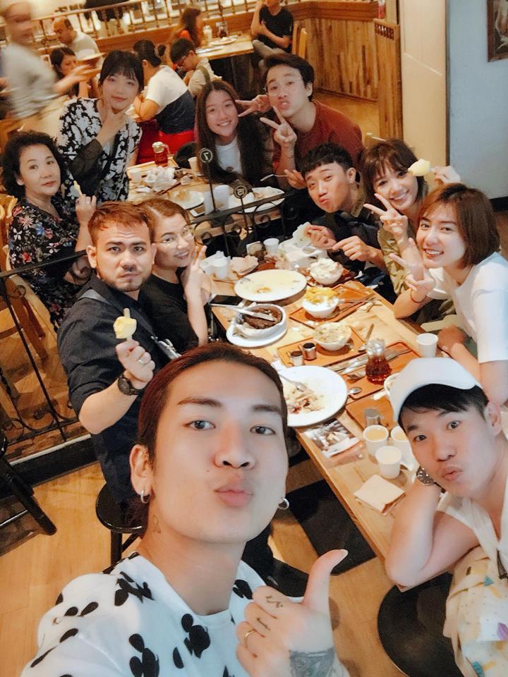 Trấn Thành bị soi vì sàm sỡ vòng một của Hari Won nơi đông người-11