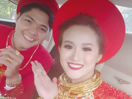 Hoa mắt trước hình ảnh cô dâu chú rể mang đầy vàng trên người