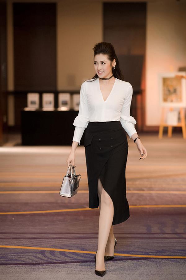 Ngọc Trinh sexy đối lập Lý Nhã Kỳ đằm thắm cùng đứng đầu thảm đỏ đẹp nhất tuần qua-9