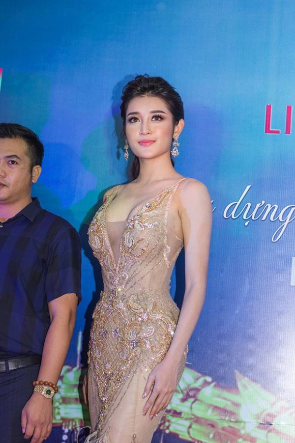 Ngọc Trinh sexy đối lập Lý Nhã Kỳ đằm thắm cùng đứng đầu thảm đỏ đẹp nhất tuần qua-10