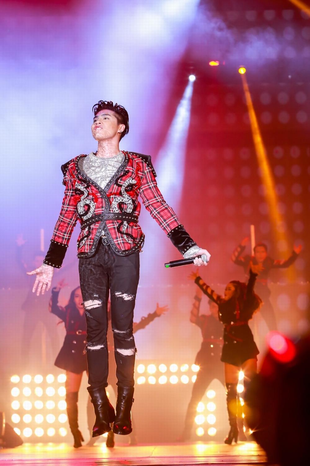 Nhiều fan nữ ngất xỉu trong show diễn 20.000 khán giả của Noo Phước Thịnh-12