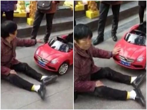 Clip: Người phụ nữ ăn vạ đòi bồi thường vì bị ô tô đồ chơi... đâm trúng-1