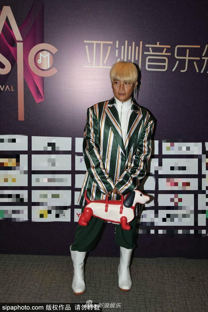 Mỹ nam Hoàn châu cách cách Trần Chí Bằng liên tiếp gây choáng với phong cách thời trang dị tính-1