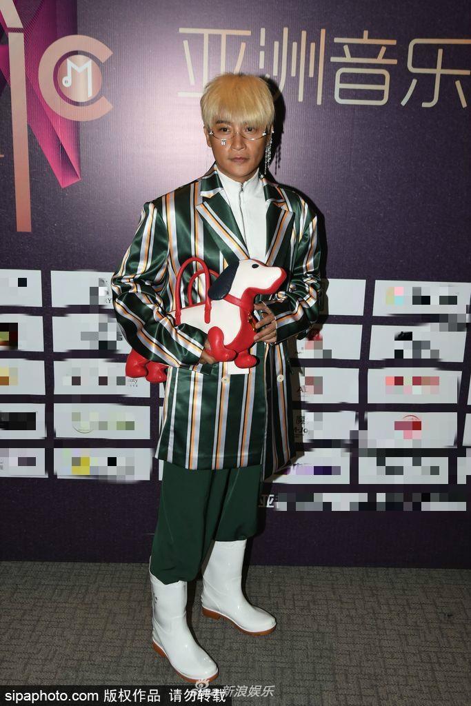 Mỹ nam Hoàn châu cách cách Trần Chí Bằng liên tiếp gây choáng với phong cách thời trang dị tính-2