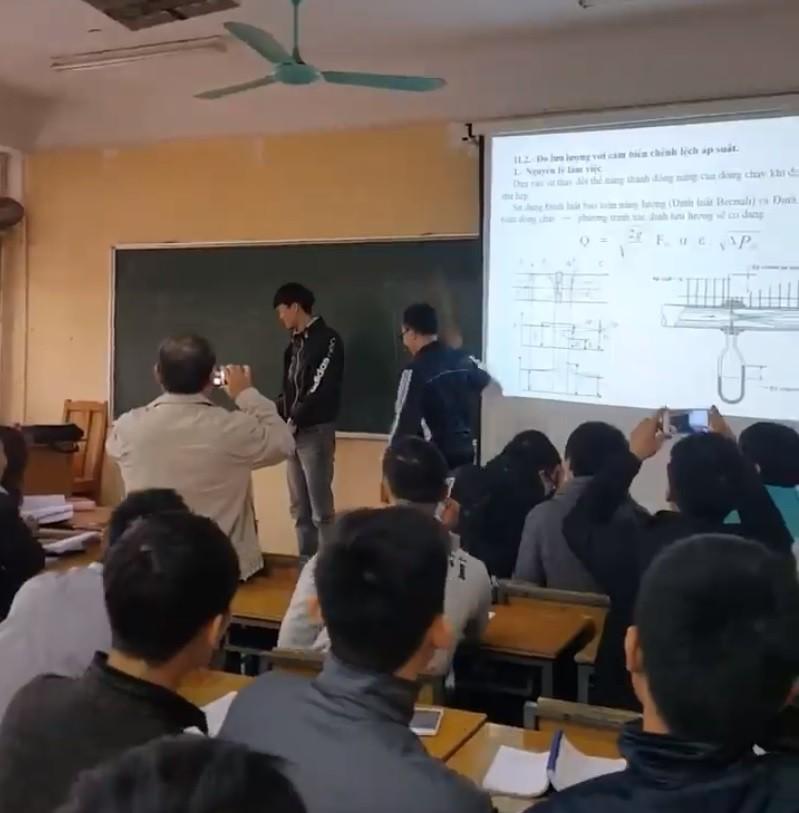 Sinh viên Đại học Xây dựng ăn roi trước lớp, thầy giáo quay lại clip cho nhớ đời!-1