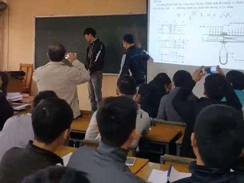 Sinh viên Đại học Xây dựng 'ăn roi' trước lớp, thầy giáo quay lại clip cho nhớ đời!