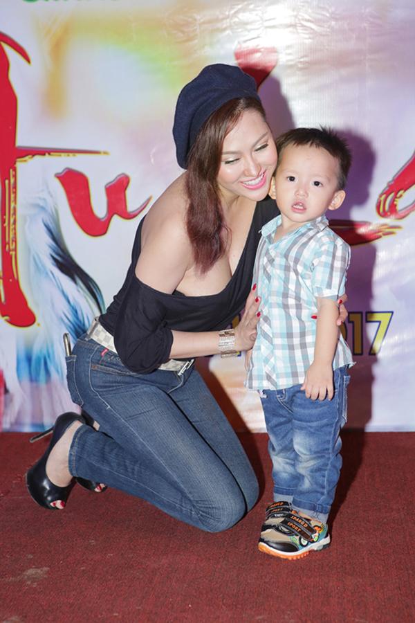 Phi Thanh Vân trễ nải vòng một - Lan Khuê lộ chân gầy lọt top sao mặc xấu tuần này-7