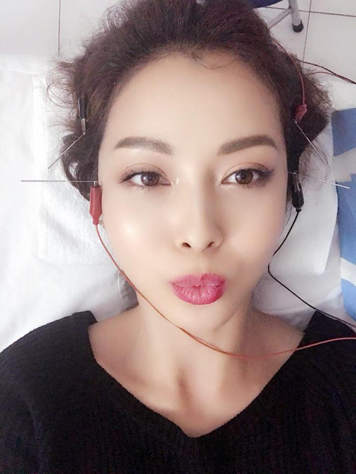 Tin sao Việt: Jennifer Phạm tay chân rụng rời vì sợ kim khi nằm trên giường bệnh-1