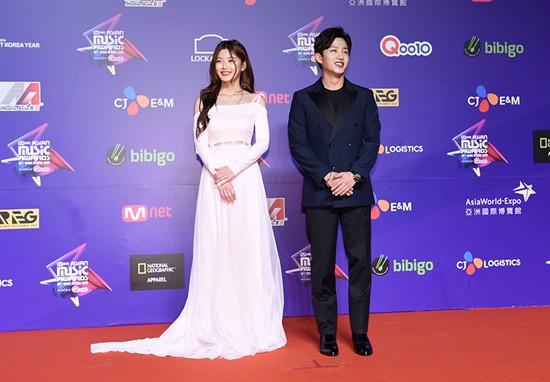 Song Joong Ki lấy lại phong độ, Lee Young Ae đẹp lộng lẫy trên thảm đỏ MAMA Hong Kong-4