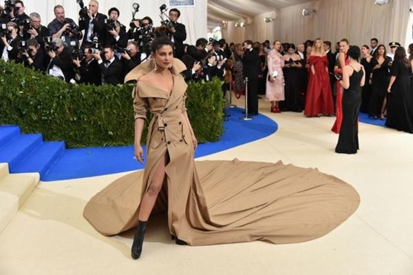 Những khoảnh khắc thảm đỏ đẹp nhất năm 2017 của loạt mỹ nhân Hollywood-13