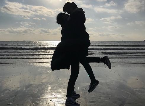 2 năm yêu không được công khai, chia tay 20 ngày bạn trai đã đăng ảnh ôm người mới