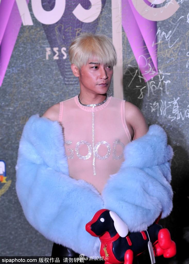 Hoảng hốt chứng kiến loạt mỹ nam bỗng dưng... nữ tính, thích được mặc váy trang điểm-2