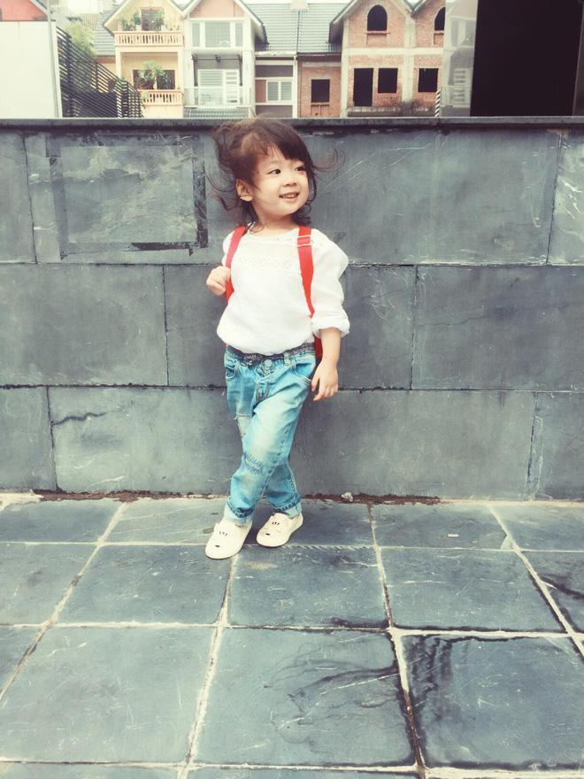 Bà cụ non 3 tuổi tái xuất với màn bảo vệ ba từ nhà ra ngõ không thể yêu hơn-4