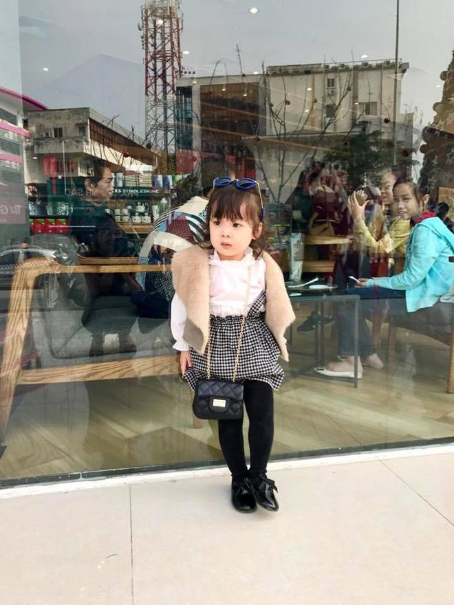 Bà cụ non 3 tuổi tái xuất với màn bảo vệ ba từ nhà ra ngõ không thể yêu hơn-2