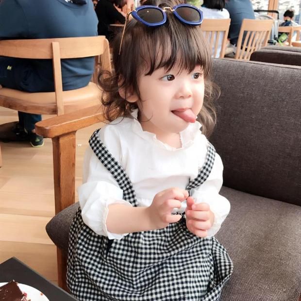 Bà cụ non 3 tuổi tái xuất với màn bảo vệ ba từ nhà ra ngõ không thể yêu hơn-3