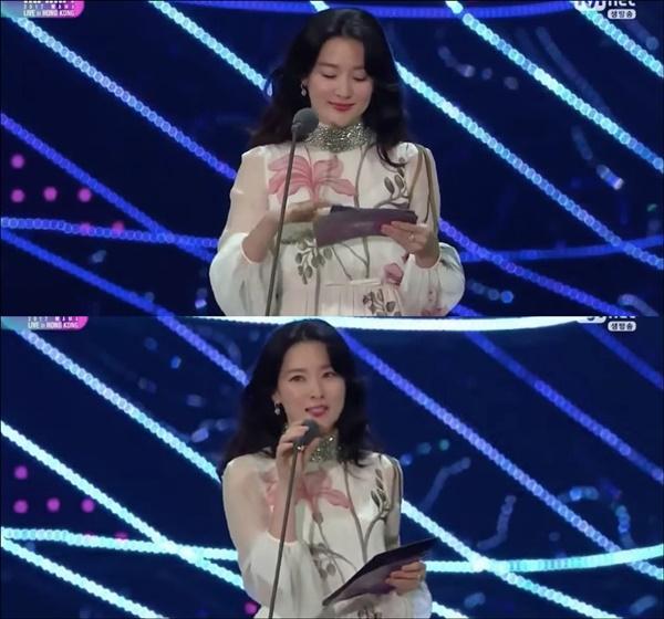Nhan sắc hơn 20 năm không thay đổi của Lee Young Ae tại MAMA 2017-1