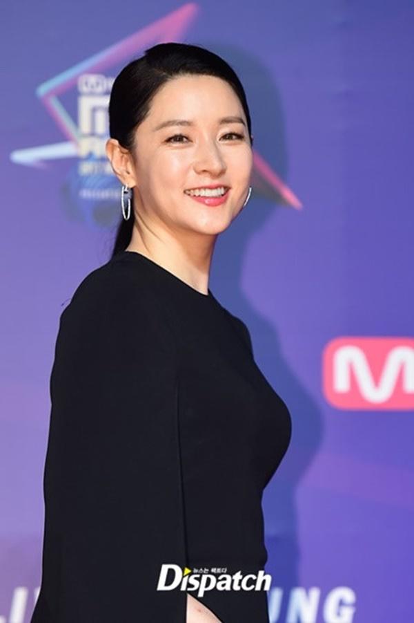 Nhan sắc hơn 20 năm không thay đổi của Lee Young Ae tại MAMA 2017-3