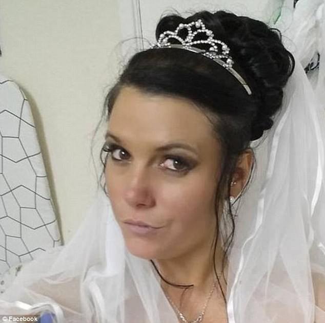 Vợ nằm liệt giường, chồng đăng ảnh thân mật cùng phụ nữ khác nhưng vẫn khẳng định không ngoại tình-1