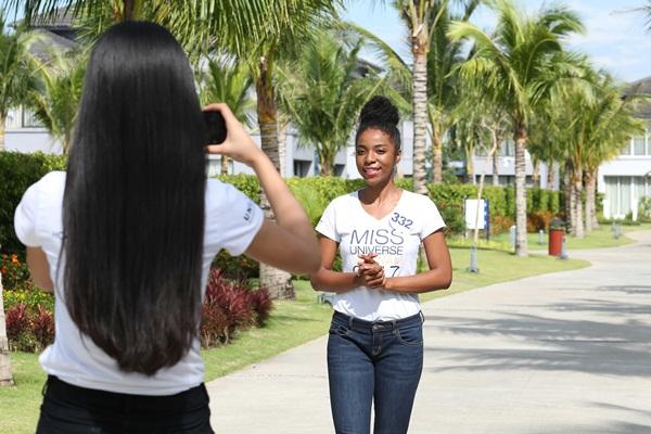 Chết cười nghe Phạm Hương chê thí sinh hoa hậu giống cô gái hái bưởi-1