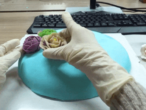 ‘Thánh ăn công sở’ trổ tài rán bánh hải sản siêu ngon chỉ bằng muôi và nến-2