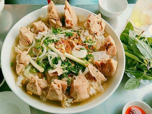 Có gì trong tô bò viên khổng lồ ở quán lề đường Sài Gòn, giá 200 ngàn, 6 người ăn no mới hết?-8