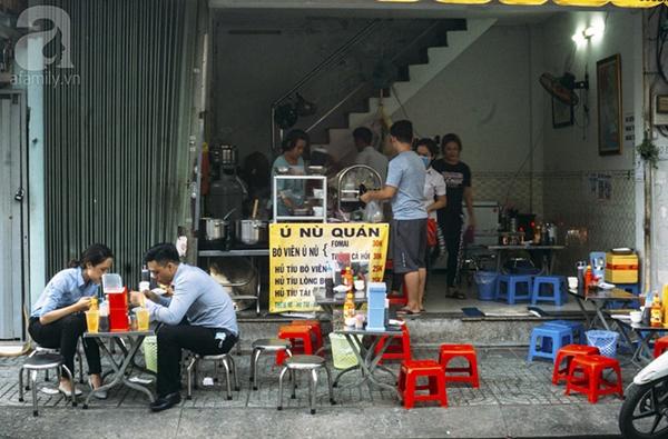 Có gì trong tô bò viên khổng lồ ở quán lề đường Sài Gòn, giá 200 ngàn, 6 người ăn no mới hết?-9