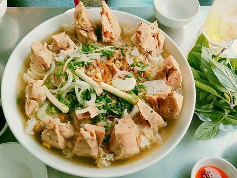 Có gì trong tô bò viên khổng lồ ở quán lề đường Sài Gòn, giá 200 ngàn, 6 người ăn no mới hết?